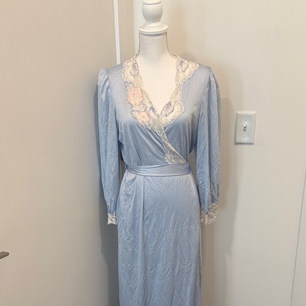 Vintage Lorraine robe